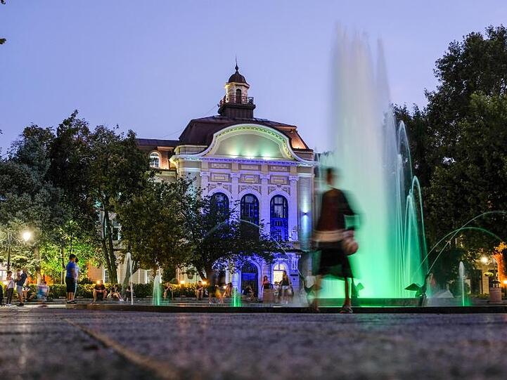 Das beleuchtete Rathaus mit Brunnen am Stefan-Stambolov-Platz.