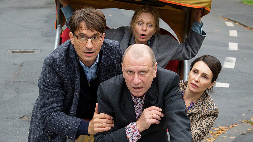 "Ziemlich russische Freunde": Viktor (Jevgenij Sitochin, v.) mit Bernd (Oliver Mommsen, l.), Daniela Weigel (Susanna Simon, hinten) und Svetlana Galkin (Katerina Medvedeva) auf der Fahrrad-Rikscha.