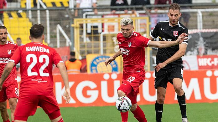 Alexander Sorge 13 Tuerkguecue Muenchen, Jan Shcherbakovski 11 Hallescher FC, Tuerkguecue Ataspor Muenchen vs. Hallescher FC, 01.08.2021 DFB regulations prohibit any use of photographs as image sequences and/or quasi-video Muenchen Bayern Deutschland *** Alexander Sorge 13 Tuerkguecue Muenchen , Jan Shcherbakovski 11 Hallescher FC , Tuerkguecue Ataspor Muenchen vs Hallescher FC, 01 08 2021 DFB regulations prohibit any use of photographs as image sequences and or quasi video Muenchen Bayern Germany Copyright: xkolbert-press/UlrichxGamelx