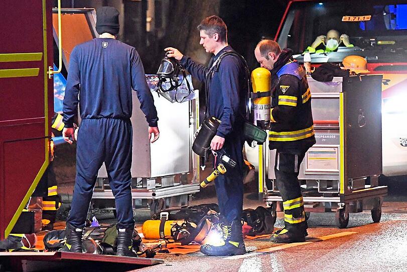 Im Einsatz waren neben zwei Löschzügen und Sonderfahrzeugen der Berufsfeuerwehr auch die Abteilung Oberföhring der Freiwilligen Feuerwehr.