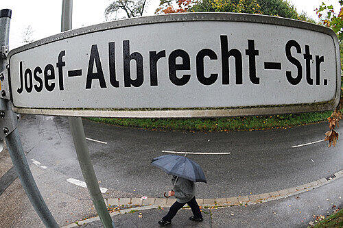 Ab 1. Januar 2011 wird es díeses Schild nicht mehr geben. Dann heißt die Straße Staufferstraße