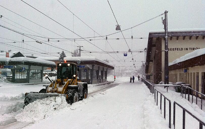 Ein Räumfahrzeug schiebt auf dem Bahnhof im österreichischen Seefeld (Tirol) den Schnee von den Gleisen.