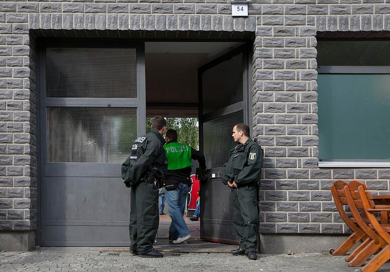 Razzia bei den Hells Angels: Poliziten verladen Motorräder, Bilder und andere Beweismittel und räumen ein Rocker-Clubhaus in Berlin aus. Die Bilder