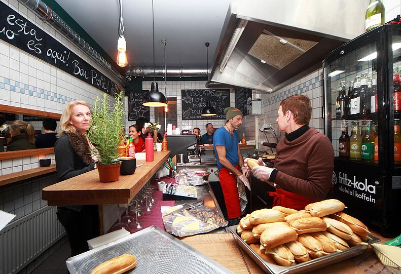 Im &bdquo;Palau&ldquo; an der Thalkirchner Straße 16 gibt es keine Sitzgelegenheiten, auf der Karte stehen gerade mal vier Sandwiches. Dennoch hat der Imbiss Kultpotenzial.