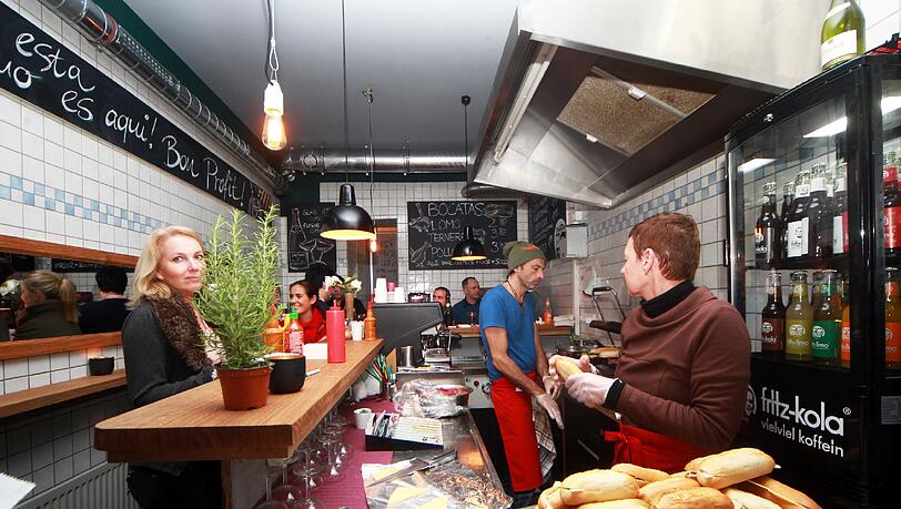 Im „Palau“ an der Thalkirchner Straße 16 gibt es keine Sitzgelegenheiten, auf der Karte stehen gerade mal vier Sandwiches. Dennoch hat der Imbiss Kultpotenzial. Im „Palau“ an der Thalkirchner Straße 16 gibt es keine Sitzgelegenheiten, auf der Karte stehen gerade mal vier Sandwiches. Dennoch hat der Imbiss Kultpotenzial.