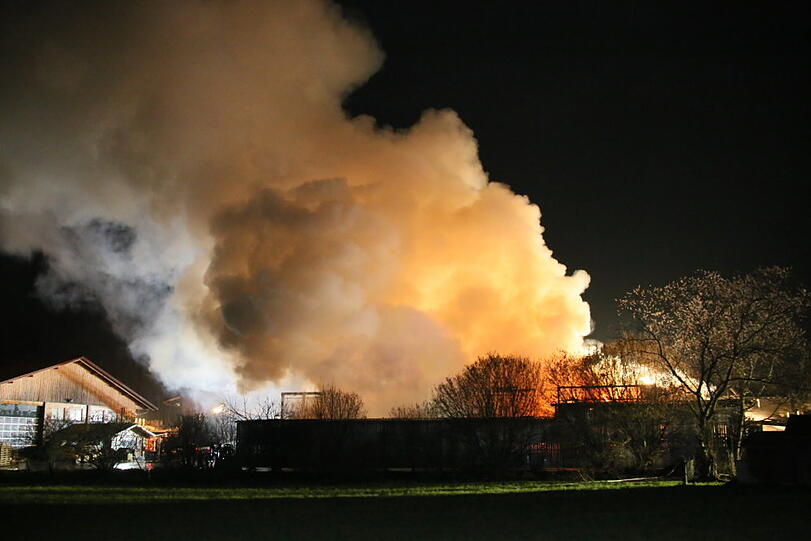 Die Halle, in der Holz und Maschinen gelagert waren, ist bei dem Feuer komplett zerstört worden.