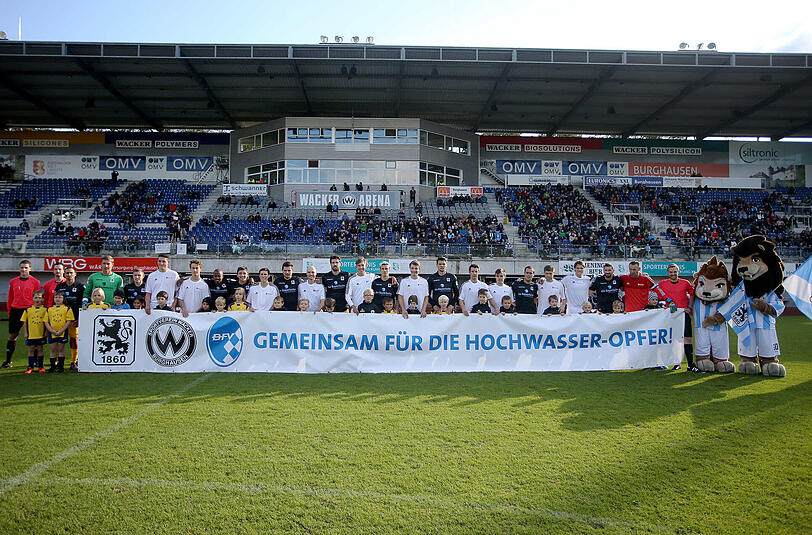 Unter dem Motto "Gemeinsam für die Hochwasser-Opfer" traten die Löwen in Burghausen an.