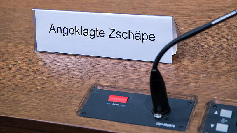 Ein Schild mit der Aufschrift "Angeklagte Zschäpe" steht im Gerichtssaal in München.