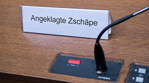 Ein Schild mit der Aufschrift "Angeklagte Zschäpe" steht im Gerichtssaal in München.