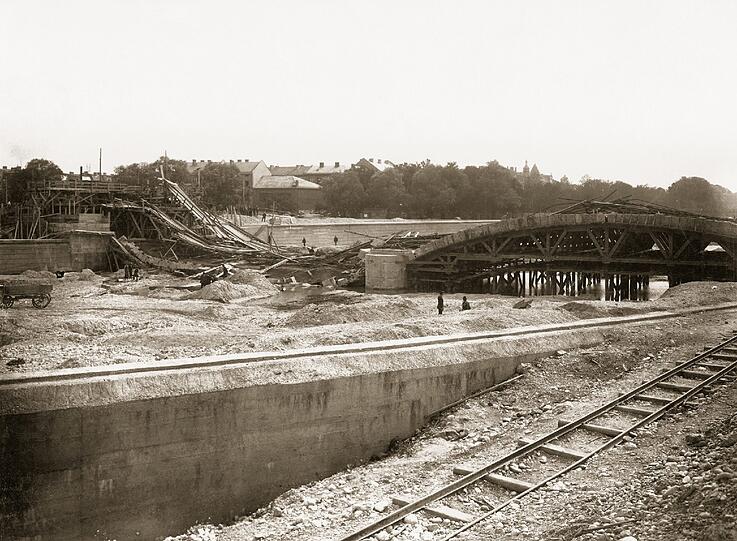 1890: Drama mit zwei Toten und 40 Verletzten: Beim Bau der Corneliusbrücke stürzt kurz vor der Vollendung ein Brückenbogen ein.