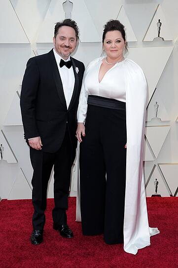Top: Der Hosenanzug erinnert ein wenig an den von Julia Roberts bei den Golden Globes. Die Schwarz-weiß-Optik sowie der Schnitt verleihen Melissa McCarthy, die mit ihrem Ehemann Ben Falcone erscheint, eine schöne Silhouette.