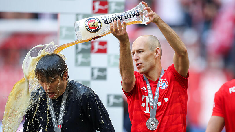 "Wenn man überrascht wird damit, kriegt man fast einen Herzstillstand. Aber das kann ich hinnehmen, darauf haben wir alle hingearbeitet", sagt Bayern-Trainer Niko Kovac über die obligatorische Weißbierdusche nach dem Titelgewinn.