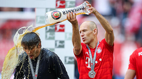 "Wenn man überrascht wird damit, kriegt man fast einen Herzstillstand. Aber das kann ich hinnehmen, darauf haben wir alle hingearbeitet", sagt Bayern-Trainer Niko Kovac über die obligatorische Weißbierdusche nach dem Titelgewinn.