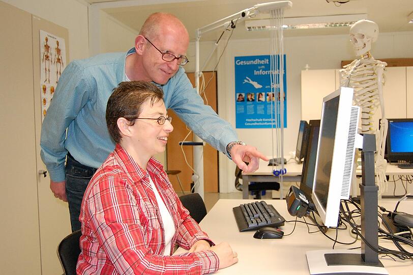 Der technische Assistent Johannes Dierkes erläutert Yvonne Wolf ein Computerprogramm, das sich alleine durch die Bewegung der Augen steuern lässt.