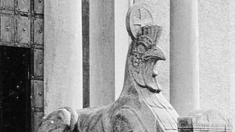 Eine Sphinx auf ihrem angestammten Platz vor dem Friedhofsportal.