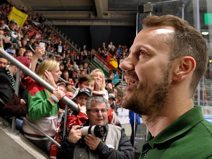 Augsburgs Christoph Uhlmann feiert mit den Fans in der Eissporthalle. Foto: Stefan Puchner/dpa/Archivbild