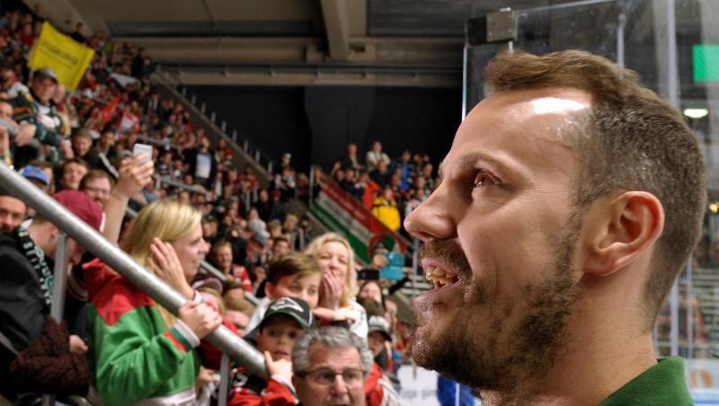 Augsburgs Christoph Uhlmann feiert mit den Fans in der Eissporthalle. Foto: Stefan Puchner/dpa/Archivbild Augsburgs Christoph Uhlmann feiert mit den Fans in der Eissporthalle. Foto: Stefan Puchner/dpa/Archivbild