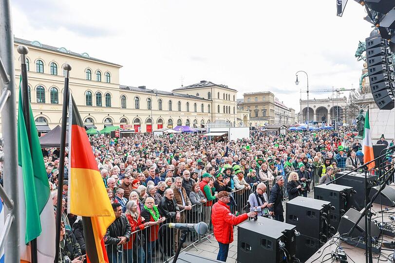 Tausende hören am Odeonsplatz das Musikprogramm an. Gleich zwei Bühnen sind hier aufgebaut.