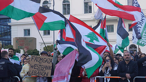 400 Polizisten stellten sich zwischen den Pro-Palästina-Protest am Wittelsbacherplatz mit palästinensischen und libanesischen Flaggen und die Demo gegen Antisemitismus vom Odeonsplatz.