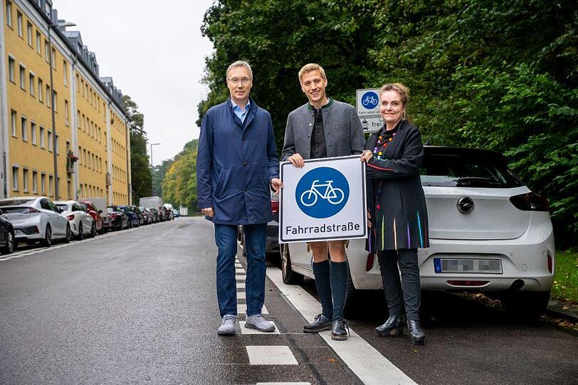 Mobilitätsreferent Georg Dunkel (parteilos), Zweiter Bürgermeister Dominik Krause (Grüne) und Baureferentin Jeanne-Marie Ehbauer (Grüne) feiern die 100. Münchner Fahrradstraße. Mobilitätsreferent Georg Dunkel (parteilos), Zweiter Bürgermeister Dominik Krause (Grüne) und Baureferentin Jeanne-Marie Ehbauer (Grüne) feiern die 100. Münchner Fahrradstraße.