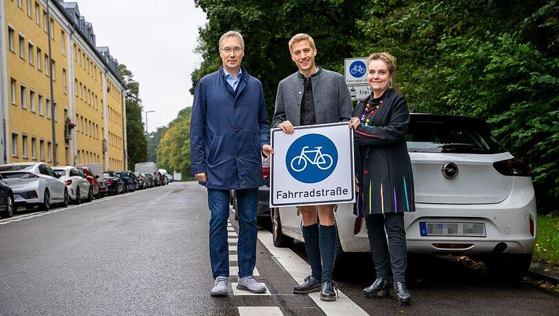 Mobilit&auml;tsreferent Georg Dunkel (parteilos), Zweiter B&uuml;rgermeister Dominik Krause (Gr&uuml;ne) und Baureferentin Jeanne-Marie Ehbauer (Gr&uuml;ne) feiern die 100. M&uuml;nchner Fahrradstra&szlig;e.