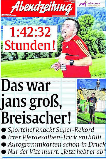 Gunnar Jans, AZ-Sportchef:

Seit ich den Kollegen F. beim Stadtlauf abgehängt hatte, fand er seinen Antrieb darin, ständig neue, aberwitzige Bestzeiten einzufordern. Ich hätte es also ahnen müssen, als ich mich vor dem München Marathon in der Redaktion mit Pferdesalbe einrieb: Noch vor dem Start hatte F. als @fensorr in den Netzwerken den für ihn &bdquo;irren Pferdesalben-Trick!&ldquo; verbreitet, zugleich aber eine fiktive Titelseite gebaut mit meinem Lauffoto und der Schlagzeile &bdquo;Stark wie nie!&ldquo; &ndash; und das ganze mir, dem @Breisacher, mit #Druckmachen getwittert. 

Ich ging also angespannt in meinen zweiten Halbmarathon. Die 1:45 vom Tegernsee waren eine Bürde, das Smartphone funkte Motivation zu &ndash; die Kollegen verfolgten meinen Lauf über Live-Tracking online. Bei km 10, ich quälte mich an der Isar entlang, postete F. vom &bdquo;brutalen Einbruch &ndash; ein Fall für Aktenzeichen xy&ldquo;. Bei km18, ich spurtete gerade aufs Siegestor zu, sah er mich &bdquo;wieder auf Kurs &ndash; irre schnell: Hat er seinen Gurt einem Hund umgelegt?&ldquo;. 
Und als ich dann nach 21 km, den Schmerz ignorierend und vom Publikum angetrieben, erstmals durchs Marathontor ins Olympiastadion hüpfte, hatte er die neue Titelseite schon gebaut: &bdquo;Jans groß, Breisacher!&ldquo;, mit dem &bdquo;Super-Rekord&ldquo; (1:42:32) dank des &bdquo;irren Pferdesalben-Tricks&ldquo; und einem Seitenhieb auf sich selbst: &bdquo;Nur der Vize murrt: Jetzt hebt er ab!&ldquo; Und jetzt druckt sie auch noch. 
Ein Extrablatt Motivation. Danke dafür.