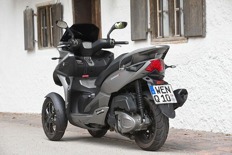 Cooler Flitzer: Der Dreirad-Roller Quadro3 kommt dank innovativer Neigetechnik sehr geschmeidig um die Kurve.