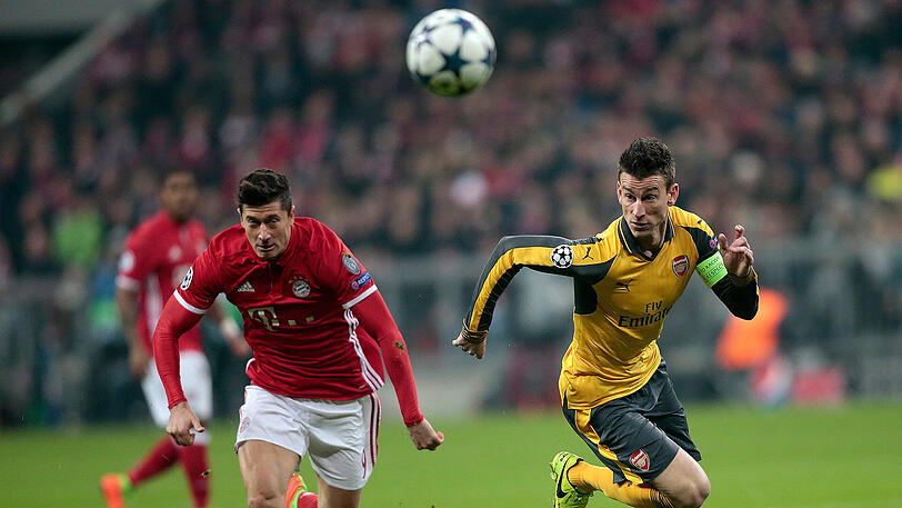 Szene aus dem Hinspiel in der Allianz Arena: Bayern-Torjäger Robert Lewandowski (links) im Laufduell mit Laurent Koscielny vom FC Arsenal.