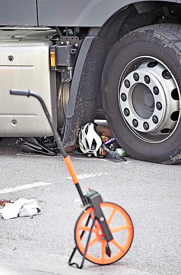 Schwerer Radler-Unfall in der Einsteinstraße. Die Bilder.