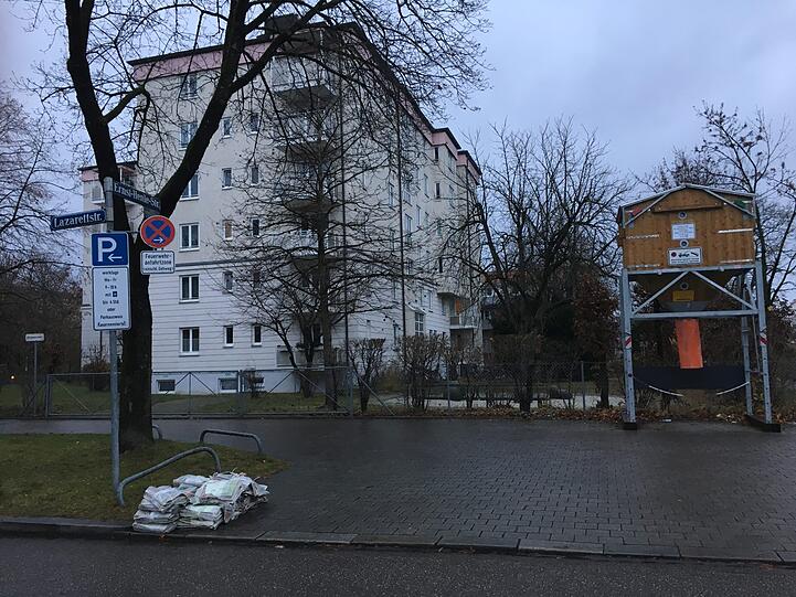 Drei Schilder weisen an der Lazarettstraße auf das absolute Halteverbot hin.