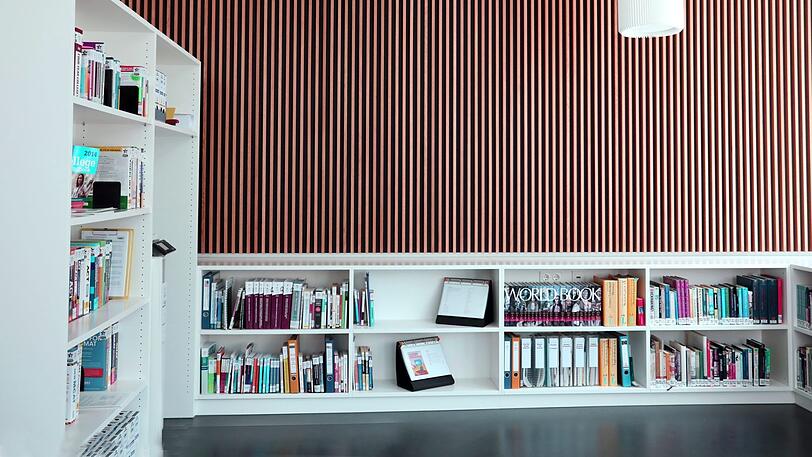 Die Bibliothek &ndash; weniger Bücher, mehr Platz. Viele Bücher gibt es jetzt digital.