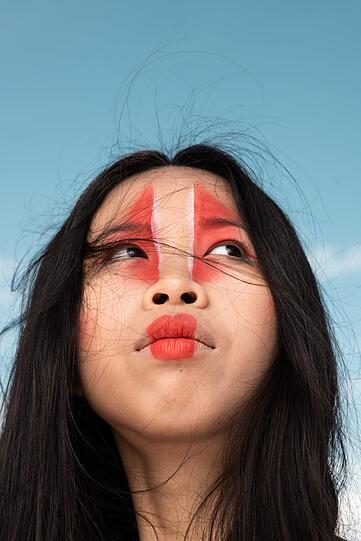 New verwandelte sich in eine sinnliche Geisha und überzeugte mit ihren fesselnden Blicken.
