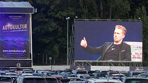 Oliver Pocher während seines Live-Auftritts vor 1.000 Autos in Hannover.