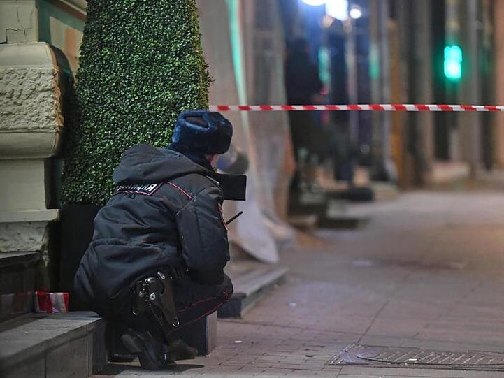 Ein Polizist inspiziert den Tatort an der Zentrale des FSB in Moskau.