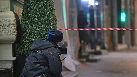 Ein Polizist inspiziert den Tatort an der Zentrale des FSB in Moskau.
