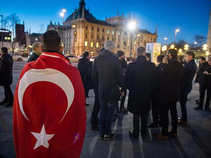 Mahnwache für die Opfer von Hanau: Muslime in der Innenstadt von München.