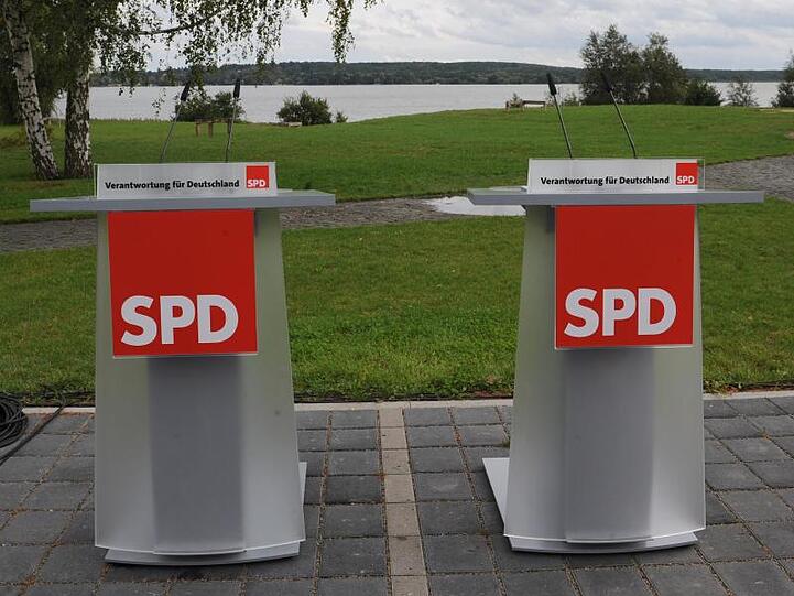 Leere Pulte vor Beginn einer SPD-Konferenz.
