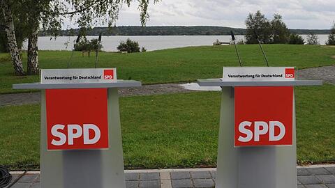 Leere Pulte vor Beginn einer SPD-Konferenz.