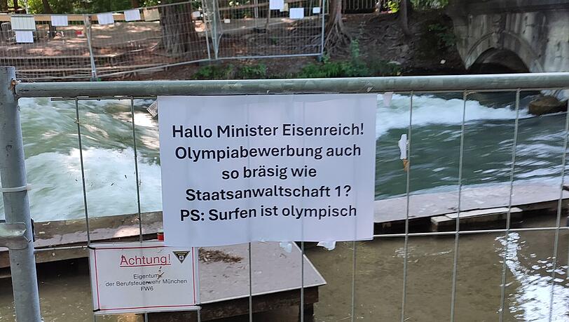 Eines der neuen Protestplakate, die nun an der gesperrten Eisbachwelle hängen. Eines der neuen Protestplakate, die nun an der gesperrten Eisbachwelle hängen.