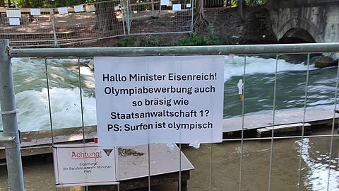 Eines der neuen Protestplakate, die nun an der gesperrten Eisbachwelle hängen.