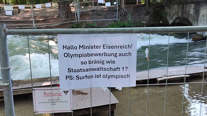 Eines der neuen Protestplakate, die nun an der gesperrten Eisbachwelle hängen.