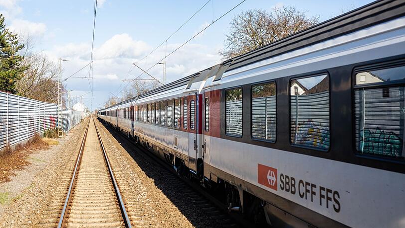 Ein Eurocity-Zug auf der Strecke Zürich-München ist wegen einer Rauchentwicklung geräumt worden. (Archivbild)