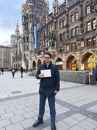 Unternehmer Aljoscha Lubos, der sich f&uuml;r die Eisbachwelle engagieren will, gibt hier seine schriftliche Bitte um einen pers&ouml;nlichen Termin beim OB an der Rathauspforte ab. "Das OB-B&uuml;ro wollte mich nicht empfangen", sagt der FDP-Stadtratskandidat.