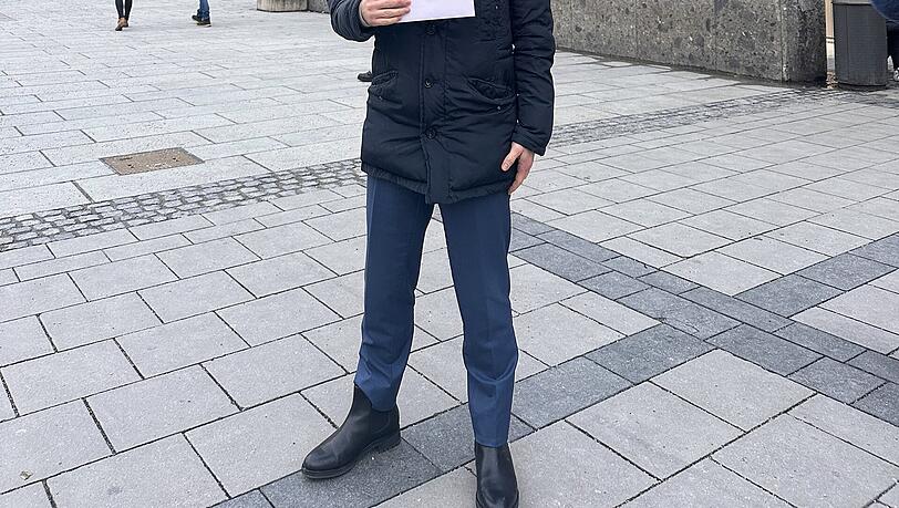 Unternehmer Aljoscha Lubos, der sich f&uuml;r die Eisbachwelle engagieren will, gibt hier seine schriftliche Bitte um einen pers&ouml;nlichen Termin beim OB an der Rathauspforte ab. "Das OB-B&uuml;ro wollte mich nicht empfangen", sagt der FDP-Stadtratskandidat.