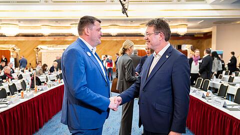 Zum Verhandlungsauftakt Anfang Februar in Hannover begr&uuml;&szlig;ten sich die Verhandlungsf&uuml;hrer Oliver Heinrich (IG BCE, links) und Matthias B&uuml;rk (BAVC) per Handschlag. (Archivbild)