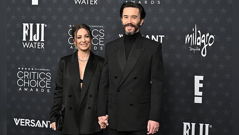 Kaley Cuoco und Tom Pelphrey im Partnerlook bei den Critics Choice Awards im Januar 2026 in Santa Monica, Kalifornien.