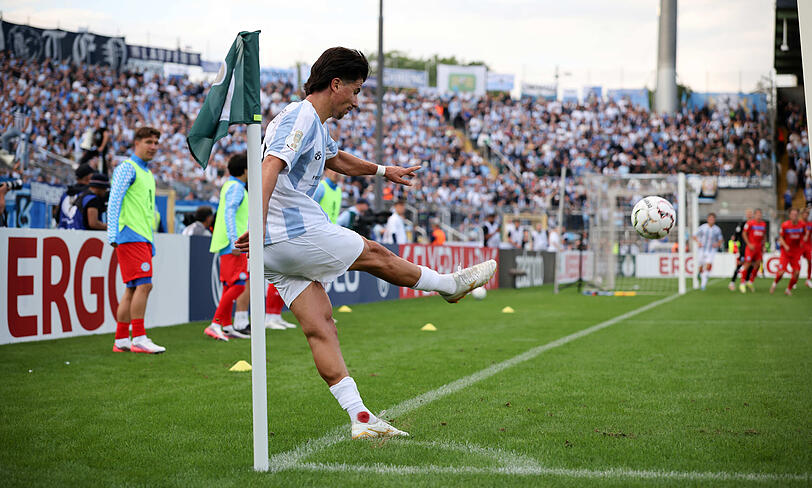 Tunay Deniz bei der Ausführung einer Ecke im DFB-Pokalspiel der Löwen gegen Kiel. Tunay Deniz bei der Ausführung einer Ecke im DFB-Pokalspiel der Löwen gegen Kiel.