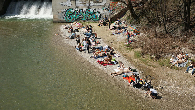 Die Münchner lassen das sonnige Wochenende an der Isar ausklingen.