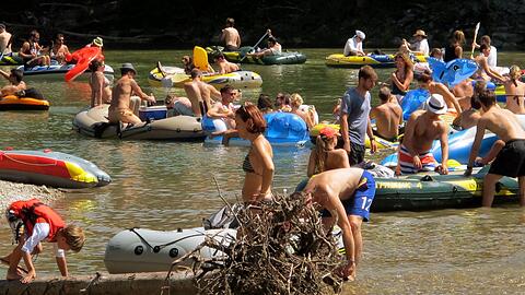 Wird die gute Laune im Schlauchboot jetzt getrübt?
