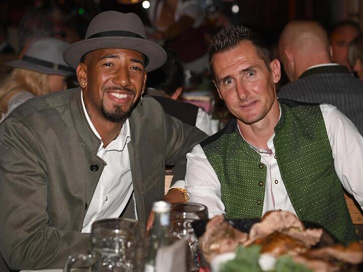 Jerome Boateng (l) und Miroslav Klose beim Almauftrieb im Käferzelt.